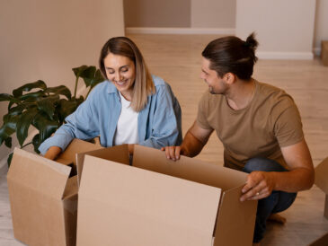 Ett par som packar flyttlådor