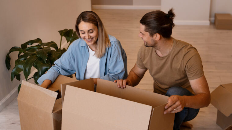 Ett par som packar flyttlådor
